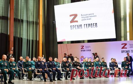 Пришло &quot;Время героев&quot; 2.0. Как военные обучаются госуправлению. Второй модуль кадровой программы &quot;Время героев&quot; стартует 2 октября. Она позволит бойцам специальной военной операции (СВО) повысить профессиональные компетенции по гражданским специальностям. Цель программы — подготовка высококвалифицированных руководителей из числа военнослужащих для работы в органах власти и в крупных компаниях. О том, чему учат участников специальной военной операции, — в материале ТАСС