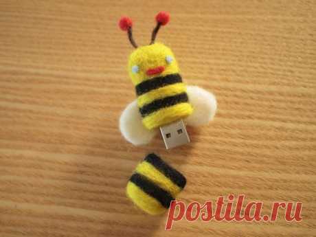 Sting Sting Little BEE Felt Workmate: 4GB USB flash drive