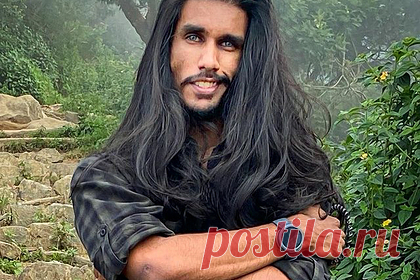 Бритый налысо мужчина отрастил длинные волосы за 4 года и раскрыл секрет успеха. Житель Индии отрастил длинные волосы за четыре года и раскрыл способы ухода за ними. 26-летний Пранав Биджи объяснил, что в 2017 году побрил голову налысо. С тех пор мужчина решил перестать стричься и начал отращивать локоны. Герой материала подчеркнул, что за четыре года его волосы отрасли на 20 сантиметров.