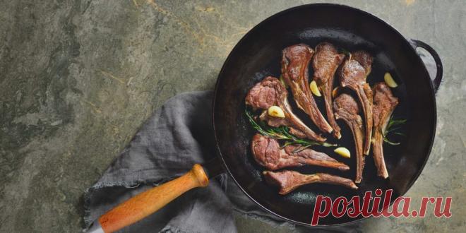 Бараньи рёбрышки с чесноком и розмарином: рецепт - Лайфхакер