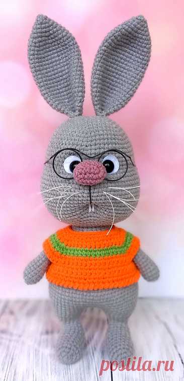 PDF Зайчик Веня крючком. FREE crochet pattern; Аmigurumi toy patterns. Амигуруми схемы и описания на русском. Вязаные игрушки и поделки своими руками #amimore - зайка из обычной пряжи, большой заяц, зайчик в кофточке, кролик, зайчонок, крольчонок.