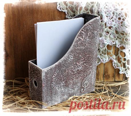 Стильная подставка под ноты,журналы, книги, газеты.
Украсит рабочее место и упорядочит хранение нужных бумаг.. Хороший подарок!