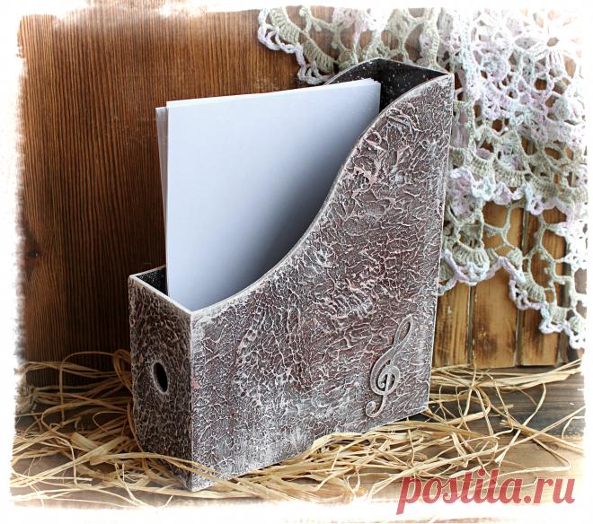 Стильная подставка под ноты,журналы, книги, газеты.
Украсит рабочее место и упорядочит хранение нужных бумаг.. Хороший подарок!