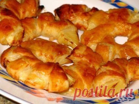 Быстро и вкусно. Ананасы в тесте к утреннему чаю. Ингредиенты:

Консервированые ананасы (шайбы)
Слоеное тесто
Яйцо

Приготовление:

Тесто размораживаем, немного раскатываем, режем на полоски, шириной в палец.
Обматываем кружок или половину кружка ананаса 
Смазываем яйцом, запекаем 15 минут при 180 гр.

Приятного Всем аппетита!