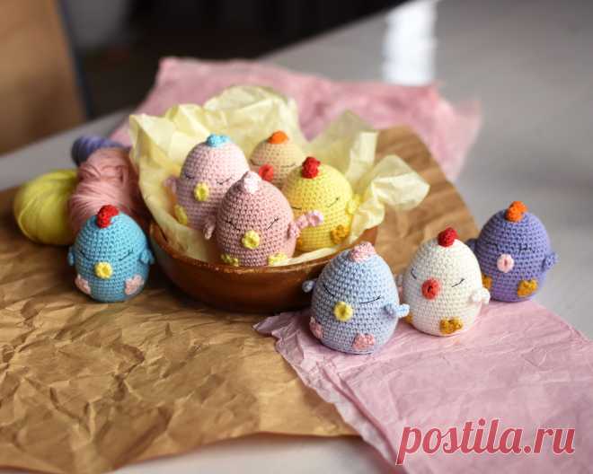 PDF Курочка крючком. FREE crochet pattern; Аmigurumi chiken patterns. Амигуруми схемы и описания на русском. Вязаные игрушки и поделки своими руками #amimore - маленькая курочка к Пасхе, пасхальная курица в форме яйца, птица.
