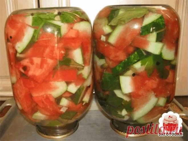 МАРИНОВАННЫЕ АРБУЗЫ
Уже несколько мариную арбузы. Очень они получаются интересными на вкус. А сам процесс не занимает много времени. В супермаркетах они еще есть, так что можете и вы успеть приготовить. Арбуз режем небольшими кусками и очищаем шкурку (пробовала мариновать и со шкурой, но она таки твердовата потом).
Готовим банки – хорошо помыть и простерилизовать привычным способом. В каждую банку кладем веточку укропа, лавровый листик, зуб чеснока и заливаем кипятком. Прикрываем ошпаренными к