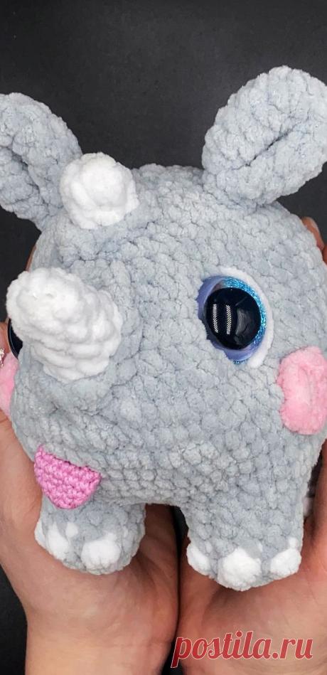 PDF Малыш Носорог крючком. FREE crochet pattern; Аmigurumi animal patterns. Амигуруми схемы и описания на русском. Вязаные игрушки и поделки своими руками #amimore - носорог из плюшевой пряжи, плюшевый носорожка.