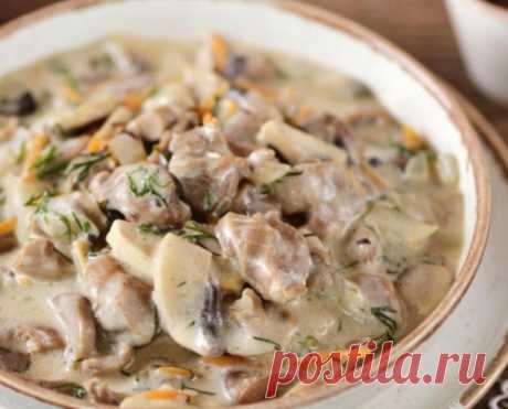 КУРИНЫЕ ЖЕЛУДКИ С ГРИБАМИ В СМЕТАНЕ
Это недорогой и полезный продукт, который можно приготовить во вкуснейшем сметанном соусе. Если следовать советам в рецепте, то не имеет значения, какой процент жирности сметаны вы будете использовать. При желании в подливу вы всегда можете положить чеснок, ароматные травы или любимую приправу для курицы.
ИНГРЕДИЕНТЫ:
Куриные желудки - 400 г
Лук репчатый - 1 шт.
Морковь - 1 шт.
Шампиньоны - 300 г
Масло растительное - 2 ст.л.
Чеснок - по ...