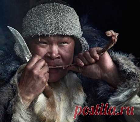 Якуты говорят: «Нож — моя третья рука». Какие приметы связаны с ножами? 

Нож сопровождает человека настолько давно, что проследить всю его историю практически невозможно. За время своего существования человек создал столько разновидностей этой простой, казалось бы, вещи, что существуют многотомные энциклопедии ножей. Нож всегда находился рядом с владельцем: хоть с военным, хоть со злодеем, хоть с мирным человеком. В результате такого плотного взаимодействия возникло множе...
