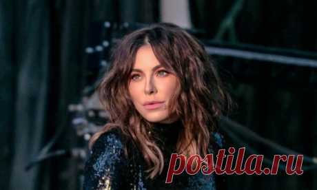 Пикантный снимок Ани Лорак восхитил фанов: наряд певицы напомнил образ танцовщицы Маты Хари