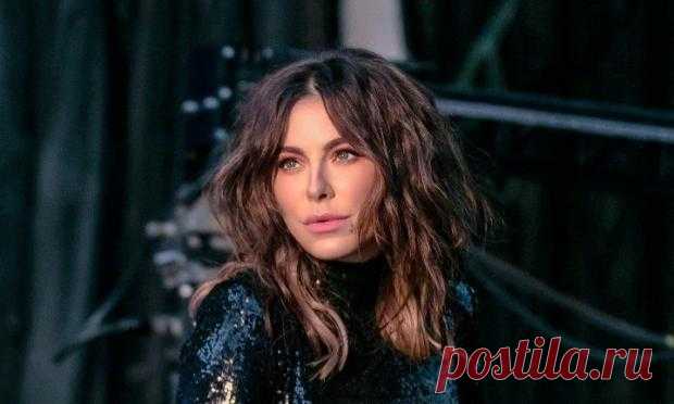 Пикантный снимок Ани Лорак восхитил фанов: наряд певицы напомнил образ танцовщицы Маты Хари