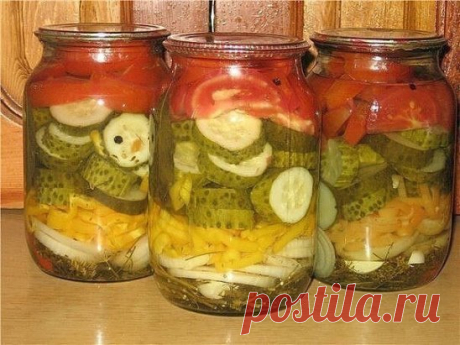 Летний салат на зиму.
Очень вкусно!
Хочу предложить рецепт салата, который в нашей семье "живет" около 15 лет. Овощи в нем хрустящие, на рассол кто успеет, а за лук вообще драка.
В стерильную баночку (у меня 1 л) положить на дно по 3-4 веточек укропа и петрушки (зеленые), разрезать 1 зубок чеснока,по желанию можно положить колечко горького перца, 1 луковицу среднего размера порезать кольцами, 1 сладкую перчину порезать соломкой (перец я всегда беру либо желтый, либо оранжевый для разнообразия