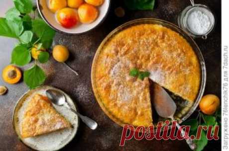 Сметанная шарлотка с абрикосами Шарлоткой никого не удивить, тем более с яблоками. А вы пробовали испечь шарлотку с абрикосами? Такая шарлотка получается очень сочной и вкусной. Сок прямо-таки вытекает из разреза. А сметанное тесто …