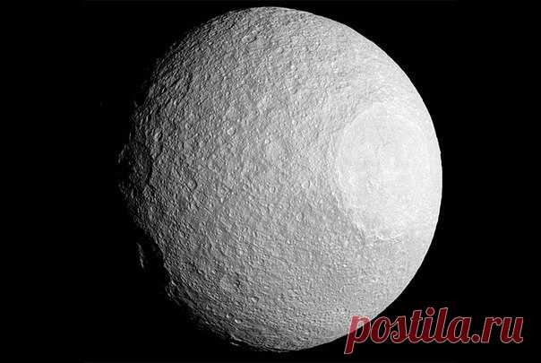 Cassini сфотографировал 3 спутника Сатурна одновременно / Astro Analytics