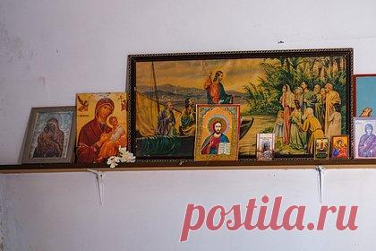 Россияне бросились вешать иконы в квартирах