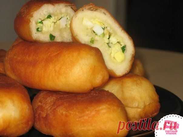 Жареные пирожки с зеленым луком и яйцом.