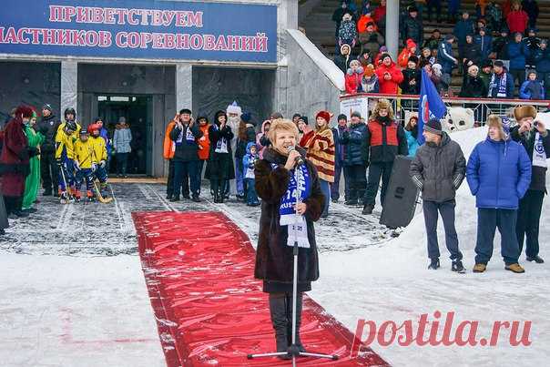 Сегодня на стадионе МБУ СОЦ «Никельщик» началось первенство России по хоккею с мячом среди младших юношей 2002-2003 г.р.

Церемония открытия соревнований началась с представления команд, участвующих в турнире. Всего их девять. Это — «Водник» (г. Архангельск), «Волга» (г. Ульяновск), «Горняк» (г. Хромтау, республика Казахстан), ДЮСШ «Русич» (г. Ликино-Дулёво Московской области), «Никельщик» (г. Верхний Уфалей), «Ракета» (г. Казань), «Родина» (г. Киров), а также сборные г.Мо...