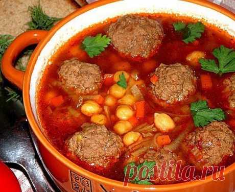 Томатный суп с мясными фрикадельками и нутом.