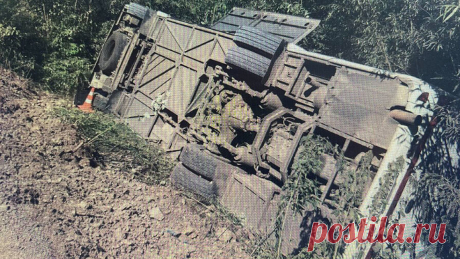 Автобус упал в кювет в Красноярском крае, пострадали восемь человек. На 13 км автодороги "Маганск-Береть-Урман" в Березовском районе Красноярского края автобус с пассажирами упал в кювет. Об этом сообщили в региональном МВД. "По предварительным данным, 47-летний водитель, не пристегнутый ...