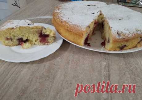 Масляный бисквит с ягодами

Ингредиенты
180 грамм сливочного масла
140 грамм сахара
4 яйца
200 грамм муки
Разрыхлитель

Как приготовить
Мягкое масло и сахар взбиваем миксером.

Затем добавляем одну столовую ложку муки, чтобы яйца не свернулись.

Яйца подготовить, отдельно в чашку и затем по одному вводить в масляную смесь.

Добавляем муку. Просеивая.

И чайную ложку разрыхлителя.

Лучше всего для этого пирога подходят вишня или слива.

Выкладываем в форму, ягоды сверху. Ко...