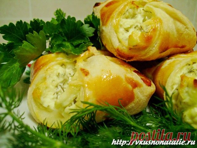 Слоеные конвертики с творогом, чесноком и зеленью. Фоторецепт.