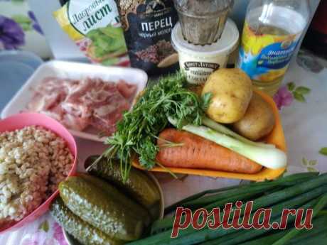 Вкусный рассольник с перловкой 
Очень люблю рассольники. А еще я умею готовить их различные вкусные варианты. И сегодня мы приготовим вкусный рассольник с перловкой. Настоящий рецепт — это легкий супчик , приготовленный на мясном бульоне с солеными огурцами и готовой перловкой.