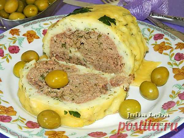 Мясной рулет в сырно-картофельной "шубке"