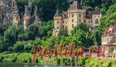 .     Деревня Ла-Рок-Гажак - очарование французской провинции.
La Roque-Gageac - деревня, расположенная в регионе Аквитании. Деревня входит в ассоциацию самых красивых деревень Франции. Деревня Ла-Рок-Гажак расположена вдоль реки Дордонь, 8 километрах к юго-западу от Sarlat-la-Caneda.Люди появились здесь еще в первобытные времена.В средние века в La Roque Gageac было 1500 жителей. В то время здесь жили в основном рыбаки.Здесь находится окруженная круглой башней усадьба семьи Тарда.тут жил италья