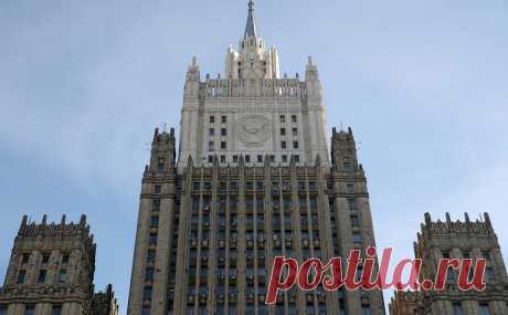 В МИД призвали Великобританию не «распространять чушь» о России и Украине. Британский МИД ранее сообщил, что Москва планирует добиваться прихода к власти на Украине лояльного ей лидера. В качестве кандидата Форин-офис назвал экс-депутата Евгения Мураева. В российском МИД заявление назвали дезинформацией