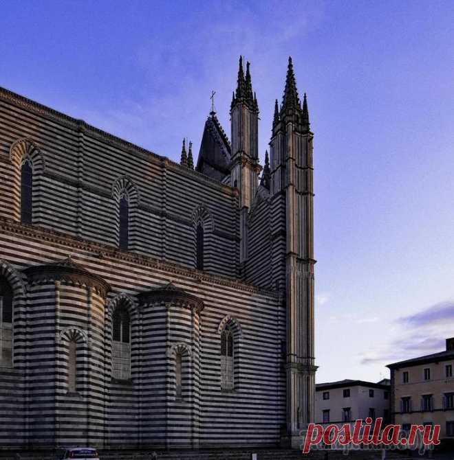 Италия.Умбрия.Orvieto Основной целью посещения Орвието был собор.Собор - Дуомо - начали строить в 1290 году по чертежами собора во Флоренции и он считается одним из красивейших в Италии.Но, по порядку....Мы поселились в ма...