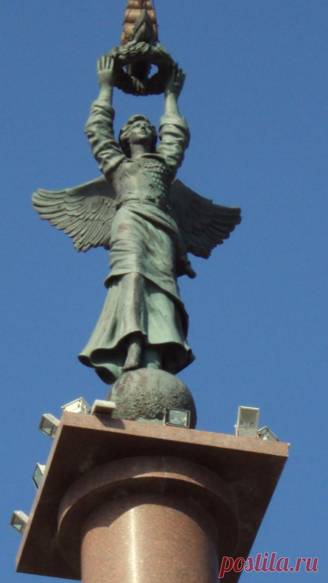 Фрагмент скульптуры "Морская слава России" на набережной у морского вокзала.