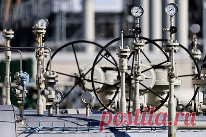 Киев захотел отправлять российский газ в ЕС только через Украину. Офис президента Украины предложил остановить прямые поставки российского газа в Европейский союз (ЕС), исключая отправку топлива через украинскую газотранспортную систему. Об этом говорится в новом плане по усилению антироссийских санкций, который разработала международная группа «Ермак — Макфол».