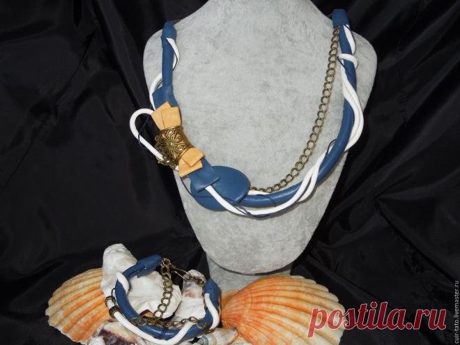 Комплект украшений из кожи 'Морская фантазия' Купить или заказать Комплект украшений из кожи 'Морская фантазия' в интернет-магазине на Ярмарке Мастеров. Комплект украшений состоит из колье и браслета, выполненных из тонкой натуральной итальянской кожи, легкое, изящное. Представляет из себя небольшой стилизованный бант, перехваченный кольцом-бейлом для платка, укрепленный на переплетенных между собой шнурах темно-синей и белой итальянской кожи. Использована цепочки с покрыт...