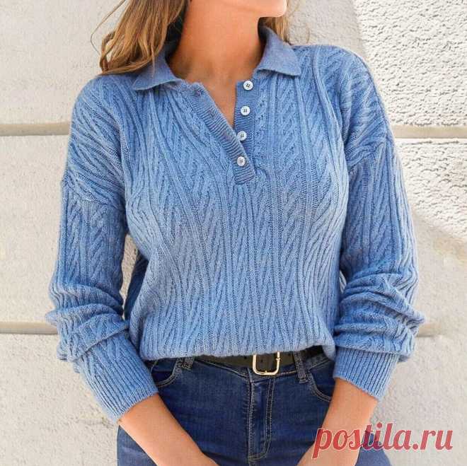 Стильный голубой джемпер выполненный из пряжи го оттенка с воротником-поло и вертикальной планкой на пуговицах (схема узора)