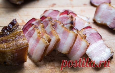 Сало получается, как копченое!  Но коптить мы его не будем!  1 кг сала с мясной прослойкой,  2 головки чеснока,  3 ст. л. черного молотого перца;  для рассола:  2 горсти шелухи репчатого лука, 5 черносливин,  2 лавровых листа,  200 г соли, 2 ст. л. сахара.  Все ингредиенты рассола залейте 1 л воды, доведите до кипения.  Тем временем тщательно вымойте и обсушите сало, разрежьте его на