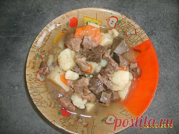 Каурдак 

Приветики! Хочу рассказать вам как я готовлю казахское блюдо каурдак. 
Да, да, знаю что настоящий каурдак готовят из бараньих потрахов и жира.
Мой рецепт больше городской и менее каллорийный.
Итак, берем говяжью печень, легкое и сердце - рубим все на кубики. Обжариваем в кастрюле на растительном масле, добавляем лук, морковь и тушим до готовности. Нарезаем кубиками картофель, бросаем в кастрюлю, добавляем немного кипяченой воды, тушим 10 минут