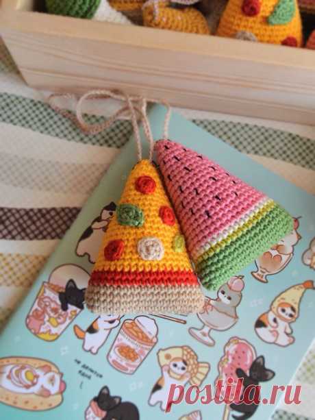 PDF Брелочки крючком. FREE crochet pattern; Аmigurumi toy patterns. Амигуруми схемы и описания на русском. Вязаные игрушки и поделки своими руками #amimore - маленькая долька арбуза из обычной пряжи, брелок в виде арбузной дольки и кусочка пиццы.