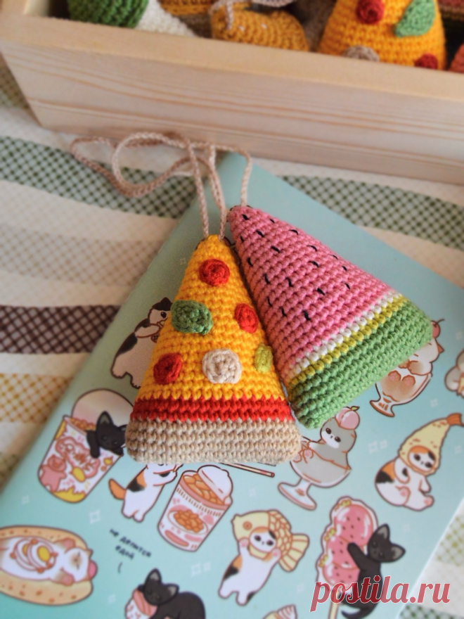 PDF Брелочки крючком. FREE crochet pattern; Аmigurumi toy patterns. Амигуруми схемы и описания на русском. Вязаные игрушки и поделки своими руками #amimore - маленькая долька арбуза из обычной пряжи, брелок в виде арбузной дольки и кусочка пиццы.