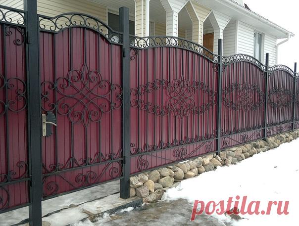 Многие из наших клиентов и заказчиков спрашивают строим ли мы заборы зимой? Да строим, но только если вы заранее установите столбы. Так как зимой грунт и почва очень сильно промерзает.