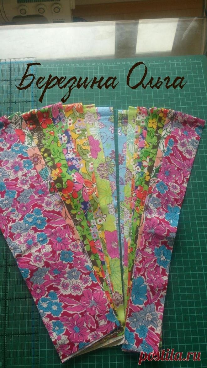 Обещанный мк, ну или фоторепортаж по следам недавнего ролика от Миссури. Не многие из нас шьют из фирменных наборов тканей, я адаптировала крой, ориентируясь на наши отечественные ситцы, шириной 80 см. Широкая полоска шириной 9,5 см, узкие - 5 см (размер с припусками). 
Последовательность работы: нарезаем полосы, узкие и широкие, из цветных и однотонных тканей. размер произвольный. Я брала 9,5 см и 5 см. Количество рассчитывайте сами исходя из размера вашего покрывала и ши...