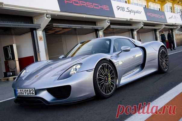 Вы все еще планируете купить себе потрясающий Porsche 918 Spyder, но никак не наиграетесь с конфигуратором в попытке создать идеальный вариант? Вам лучше поторопиться, потому что судя по последней информации, гибридный гиперкар уже почти распродан / Только машины