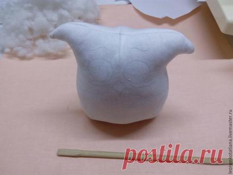 Очаровательные кофейные совята с шутливыми надписями: процесс шитья и росписи