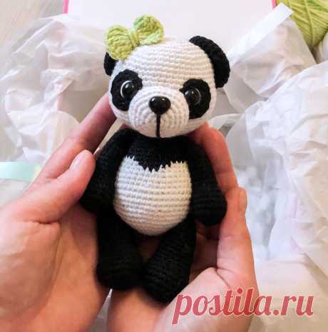 PDF Мини Пандочка крючком. FREE crochet pattern; Аmigurumi animal patterns. Амигуруми схемы и описания на русском. Вязаные игрушки и поделки своими руками #amimore - Панда, пандочка, медведь, медвежонок, мишка.