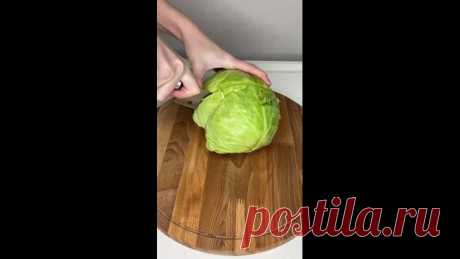 До безумия вкусны и лёгкий салатик, который освежит в жаркие летние дни! С пикантной заправкой!
Нам понадобится:
- капуста 1/2 кочана
- яйца 4 шт
- огурец 1 шт
- зелень
- соль/перец по вкусу
- горчица 1 ч.ложка
- сметана 3 ст.ложки

Начнём готовить: для начала отвариваем яйца, после чего нарезаем белок кубиком и перекладываем в миску. Затем мелко шинкуем нашу капусту и перекладываем к яйцам. Огурец нарезаем так, как вам удобно и тоже перекладываем в миску. Туда же добавляе...