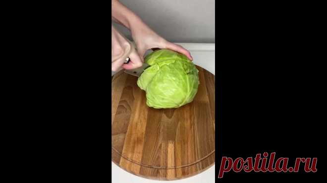 До безумия вкусны и лёгкий салатик, который освежит в жаркие летние дни! С пикантной заправкой!
Нам понадобится:
- капуста 1/2 кочана
- яйца 4 шт
- огурец 1 шт
- зелень
- соль/перец по вкусу
- горчица 1 ч.ложка
- сметана 3 ст.ложки

Начнём готовить: для начала отвариваем яйца, после чего нарезаем белок кубиком и перекладываем в миску. Затем мелко шинкуем нашу капусту и перекладываем к яйцам. Огурец нарезаем так, как вам удобно и тоже перекладываем в миску. Туда же добавляе...