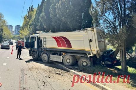 В Алуште в ДТП с участием грузовика и легковушки погибли два человека. По факту смертельного ДТП сотрудники Госавтоинспекции проводят проверку.