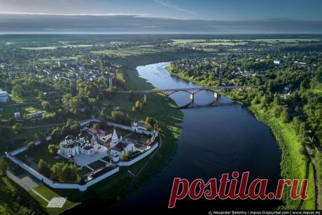 ЛЮБИМЫЙ ГОРОД МОЙ.

Люблю тебя мой милый городок,
Здесь родилась и здесь живу доселе.
Души моей, укромный уголок,
Здесь годы детские и юность, пролетели.
Всё здесь родное и менять я не хочу,
Не тянет жить в столице иль поменьше.
Замену родине давно уж не ищу,
То в молодости было осмелевшей.