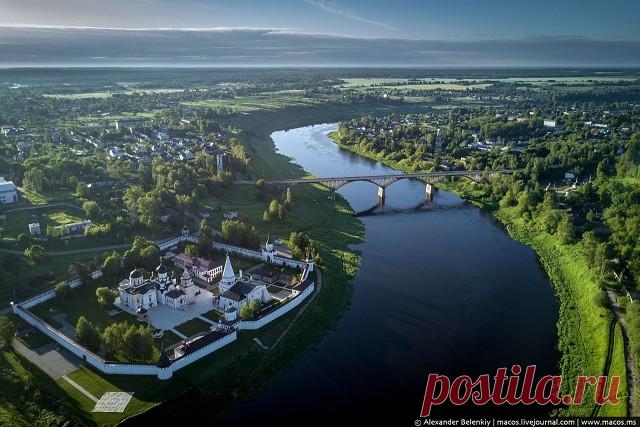 ЛЮБИМЫЙ ГОРОД МОЙ.

Люблю тебя мой милый городок,
Здесь родилась и здесь живу доселе.
Души моей, укромный уголок,
Здесь годы детские и юность, пролетели.
Всё здесь родное и менять я не хочу,
Не тянет жить в столице иль поменьше.
Замену родине давно уж не ищу,
То в молодости было осмелевшей.