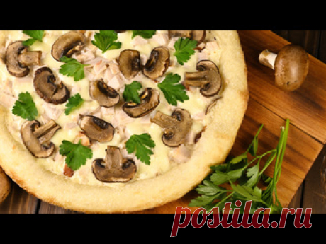 Пицца Бешамель! Оригинальный рецепт вкусней, чем в ресторане! 2022 год Тесто (на 2 пиццы 35 см):Мука 380 гВода 230 млСухие дрожжи 1 члСахар 1 члСоль 1 члМасло оливковое 20 гСоус:Масло сливочное 40 гМука 15 гСливки 10% 200 млПлавленный сыр 70 гМускатный орех 1/8 члЧёрный перец 1/2 члМайонез 1 стлПицца:Тесто 330 гСоус 4 стлВарёно-копчёная куриная грудка 1/2...