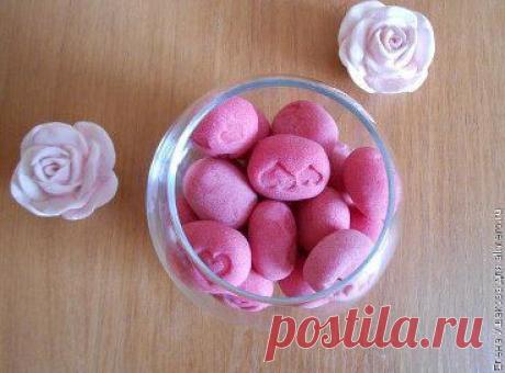 АромакамниДля изготовления необходимо: соль мелкого помола (1/2 стакана), мука (1/2 стакана), пищевой краситель (немного), теплая вода ( 1/4 стакана), растительное масло для пластичности теста (1 чайная ложка), эфирное масло (5-20 капель).

В чашке смешаем сухие ингредиенты. Краситель и растительное масло добавим в воду. Также сразу добавляем и эфирное масло (в мастер-классе использовалось апельсиновое).Перемешиваем и заливаем воду в сухую смесь. Замешиваем плотное тесто.